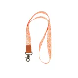 Llavero para colgar al cuello con cinta estampada en tonos coral y naranja, con detalle de cuero marrón y gancho metálico.