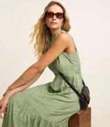 Vestido evasé midi sin mangas confeccionado en viscosa con cuello alto redondo, cierre delantero por gota, recortes fruncidos y estampa de lunares.