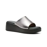 Sandalia de plataforma color peltre con base negra.
