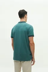 Polo blanca de manga corta con cuello gris con diseño geométrico, cierre de cremallera y logo de la marca bordado en el pecho.