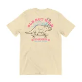 Remera color crema con estampa en la espalda de un dinosaurio triceratops andando en skate.