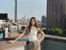 Falda corta de corte recto, completamente cubierta de lentejuelas redondas en tonos plateados y marrones/bronce. Posee forro interior y cierre lateral oculto.