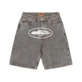 Short de jean gris con estampado ovalado blanco en el frente. Diseño de tiro medio y corte holgado.