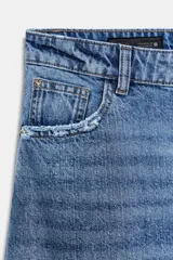 Falda midi de denim, tiro medio, color celeste desgastado, con corte evasé y costura central vertical. Presenta cinco bolsillos y cierre frontal con cremallera y botón.