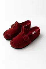 Slipper roja de gamuza con hebilla forrada, diseño cómodo y frescura asegurada.