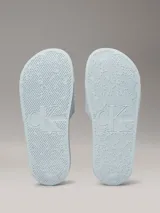 Ojotas celestes de Calvin Klein Jeans con logo de la marca en la tira.