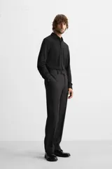 Camisa azul marino slim fit de manga larga con cuello italiano abierto y cierre frontal con botones.