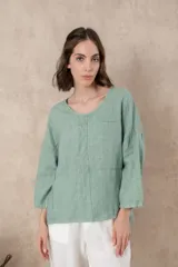 Blusa celeste de lino con cuello redondo y mangas 3/4.
