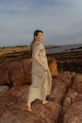 Falda larga de lino color arena tostado, de silueta relajada y textura natural.