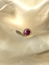 Caravana de resina y strass dorada y rosa de 1cm de diámetro. Se vende por unidad.