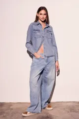 Pantalón de jean celeste de corte wide leg y tiro medio.