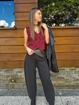 Pantalón de jean negro, corte amplio y tiro alto.
