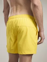 Short de baño verde oliva con cintura elástica ajustable con cordón, bolsillos laterales y un bolsillo trasero con ojal de drenaje.