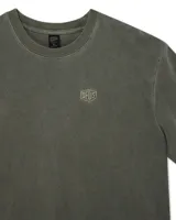 Remera de manga corta color negro con cuello redondo y logo bordado en el pecho.