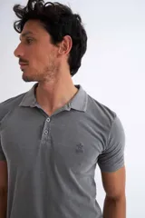 Polo de algodón color azul, con media cartera de botones y bordado en el pecho.