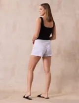 Conjunto de pijama de dos piezas marca René Rofé, compuesto por un top negro de breteles finos y un short con estampado animal print en tonos beige y negro, con cintura elastizada y cordón de ajuste.