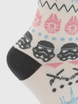 Calcetines largos color crema con puño, talón y puntera en gris oscuro. Diseño con motivos de Star Wars: cascos de Stormtroopers, naves Millennium Falcon y X-Wing, y sables de luz.