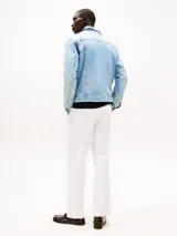 Campera de jean celeste claro, corte recto, con cuello inglés, cierre de botones, dos bolsillos tipo sobre abotonados en el pecho, dos bolsillos laterales abiertos, bolsillo interior abierto y puños con botón.