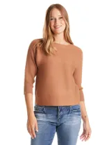 Buzo de tejido acanalado color mostaza, con escote tipo bote y mangas 3/4 estilo japonés.