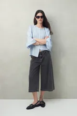 Pantalón culotte de denim color gris oscuro, tiro medio y silueta amplia, con largo por encima del tobillo.