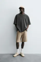 Camiseta color beige de corte holgado, cuello redondo y manga corta.