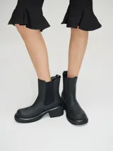 Bota Chelsea de cuero vacuno color negro, con elásticos laterales, taco de 5,5 cm y plataforma delantera de 2cm.