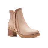 Bota corta de cuero negro con cierre lateral, taco cuadrado y suela track. Presenta detalle de pieza de gamuza en la parte superior del tobillo.