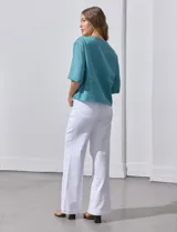Blusa color beige de lyocell, con escote en V y detalle central en el frente.