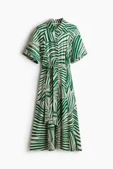 Vestido midi camisero con estampado de rayas verdes y blancas, cuello camisero, botonadura frontal, mangas cortas raglán, elástico en la cintura y cinturón extraíble para atar.