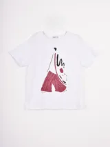 Remera blanca de manga corta con cuello redondo y un estampado artístico en tonos rojo oscuro y negro que simula una figura femenina con pantalón ancho a rayas.