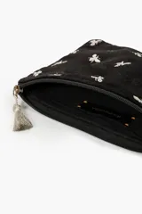 Sobre negro de terciopelo con cierre de cremallera y borla decorativa. Estampado con abejas bordadas en color plateado.