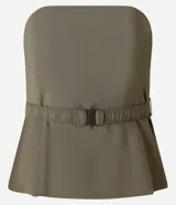 Blusa sin breteles color verde militar, confeccionada en crepé, con cierre de cremallera en la espalda y cinturón elástico con hebilla negra.