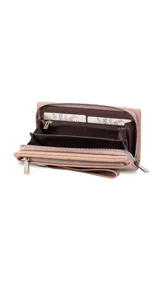 Billetera color beige con doble compartimento con cierre, correa de mano y logo de la marca en el frente.