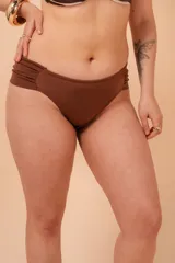 Bombacha de bikini tiro alto color azul marino, con frunce en los costados y confeccionada con fibra LYCRA® XTRA LIFE™.