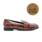 Mocasines de cuero color marrón con estampado de piel de serpiente en tonos marrones y negros.