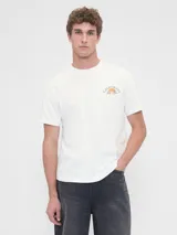 Remera blanca de algodón con cuello redondo y manga corta. Estampado vintage con el logo de Gap y la inscripción "California Gap Classic Est. 1969".