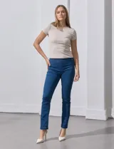 Jegging de algodón color azul denim, con bolsillos simulados en la parte delantera y bolsillos aplicados en la parte trasera.