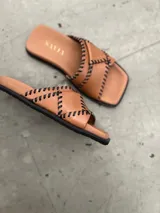 Túnica de lino con lurex color azul con detalles en color camel en las mangas, de corte amplio y mangas anchas.