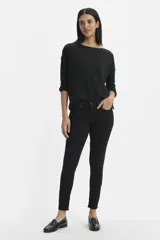 Jeans skinny de Levi’s® con tiro medio y pierna ajustada, confeccionados en denim elastizado para mayor comodidad.