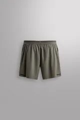 Shorts de running negros confeccionados en tejido técnico ligero y elástico con forro interior.