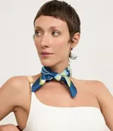 Pañuelo cuadrado de satén con estampado de rayas onduladas en tonos azul, celeste, blanco y verde lima.