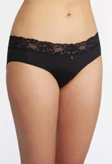 Panty corte hipster de lycra blanca con estampado floral y borde de encaje.