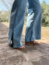 Pantalón de jean celeste de corte wide leg, tiro alto y material elastizado.