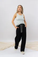 Pantalón jogger wide fit color amarillo pastel, confeccionado en algodón suave, con cintura elástica con cordón ajustable y bolsillos laterales funcionales.