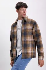 Sobrecamisa a cuadros color tostado con cierre frontal y cuello camisero.