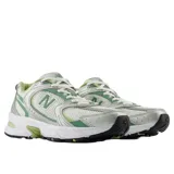 Championes New Balance modelo MR530ADB, color plateado con detalles en verde y blanco, confeccionados en malla y cuero sintético, con logo "N" característico en los laterales y entresuela ABZORB.