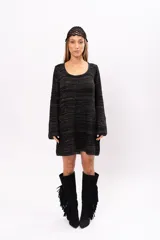 Vestido corto negro tejido con lurex, escote redondo y mangas largas.