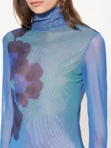 Vestido largo al cuerpo de mesh color celeste con estampado de flores en tonos violeta.