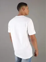 Remera blanca de algodón con cuello redondo y mangas cortas. Estampado gráfico frontal con bloques y secciones de una ciudad en tonos grises y verde neón.
