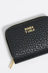 Monedero negro de piel con logo Bimba y Lola estampado, estructura rígida, acabados metálicos dorados, tarjetero interior y cierre de presión.